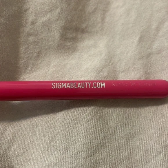 Sigma E70 Medium Angled Shading Brush travel size - Picture 4 of 4